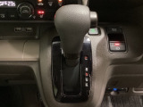 CVT車のセレクトレバーです。低速から高速まで、変速ショックのないスムーズな走りと、エンジン効率のよい領域を維持して燃費にも貢献します。サイドブレーキはスイッチ操作の電子制御パーキングブレーキです。