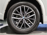 BMWの純正アロイホイールは軽量かつ強度にも優れているホイールで走行性能を引き上げる設計になっております。足元にもBMWは妥協がなくこだわっている個所になります。