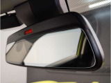 【ルームミラー一体型ETC車載器】ルームミラーの裏側に目立たない様に配置されたETCカード挿入口。スタイリッシュ且つ機能的なものとなっております。
