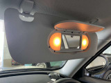 バニティミラー付きサンバイザーを運転席/助手席に装備。カバー部の開閉に合わせてライトが点灯します。