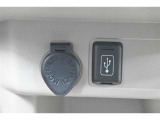 充電用USB端子付き。スマートフォンなどの充電に便利です。