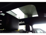 サンルーフは車の外観にもアクセントを加えることができます。特に大きなサンルーフやパノラマサンルーフ(全景タイプ)は、車のデザインにスタイリッシュな要素を追加し、車全体の高級感や魅力を引き立てます。