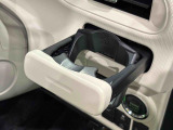 ワンプッシュ式オートオープンカップホルダーが運転席側に付いてます。