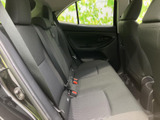 後席は左右に並ぶシートとそれぞれのヘッドレストを備え、同乗者が落ち着いて過ごせる空間です。窓から外の様子も見やすく、足元にもゆとりが感じられるため、家族での移動にも使いやすい配置です。