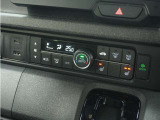 ◆オートエアコン装備◆ お好みの温度を設定をするだけで、後は、自動で風量を調節してくれます!快適にドライブが楽しめます。
