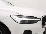 ひときわ印象的なT字型のLEDヘッドライトは、新世代のボルボを象徴するユニークなアイコンとなっています。LEDデイタイム・ランニング・ライトやポジションライト、ウインカーの役割も果たします。