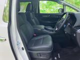 運転席まわりは前方を見渡しやすく、シートに腰掛けた際も落ち着いて過ごせる空間です。黒を基調とした内装はまとまりがあり、日常使いにもなじみます。