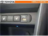 ポータブルオーディオなどの機器を接続して、車両のスピーカーで聞くことができます。