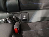 運転中にもオーディオの音量やFMの切り替えなどステアリングでの操作で切り替え可能なため、ステアリングから手を放す必要がない為、運転中でも操作が簡単でございます。