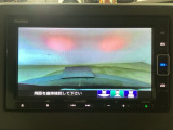 【バックカメラ】運転が苦手な方も車庫入れラクラクです!ギアをリバースに入れれば自動的に切り換わりますので、面倒な操作は不要です♪狭い駐車場もお車を傷つけず安心ですね!