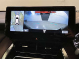 映像で見づらい車両周辺の確認をアシスト。クルマを真上から見ているような映像を表示。 運転席から確認しにくい車両周囲の状況を把握。