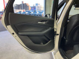 アンビエントライト:直接照明と間接照明を組み合わせて車内を印象深く演出し、寛ぎに満ちたインテリアの雰囲気を生み出します。