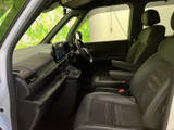 前席は身体を預けやすい形状で、運転席から助手席までまとまりのある空間です。前方や側方の窓から周囲を見渡しやすく、日々の乗り降りも快適にお使いいただけます。