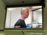 後席上部のモニターで映像を楽しめる装備です。停車中の待ち時間などに映像を視聴でき、ご家族での外出時にも活用できます。画面の位置も確認しやすい配置です。