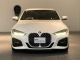 BMWらしい個性を主張するフロントマスク。M Sportならではの引き締まったデザインとアルピン・ホワイトの組み合わせが、精悍さと清潔感を両立します。