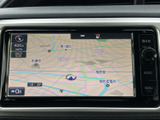 現在地周辺の道路や地名を画面上で確認でき、目的地までのルート把握に役立ちます。縮尺や案内表示も見やすく、初めての場所へ向かう際にも心強い装備です。