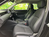 前席は座面と背もたれに落ち着いた色合いを配し、長時間の乗車でも過ごしやすい印象です。前方や左右の窓から周囲を確認しやすく、手の届きやすい位置にまとまった室内で、日々の移動を快適に支えます。