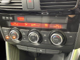 【オートエアコン】一度お好みの温度に設定すれば、車内の温度を検知し風量や温度を自動で調整。暑い&hellip;寒い&hellip;と何度もスイッチ操作をする必要はありません。快適な車内空間には必須の機能ですね♪