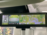 後方の映像に加え、車両周囲を確認する表示も備え、駐車時の状況把握を助けます。画面上のガイドを参考にしながら、周囲を確認して操作できます。