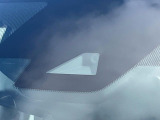 【エマージェンシーブレーキ】走行中に前方の車両等を認識し、衝突しそうな時は警報とブレーキで衝突回避と被害軽減をアシスト。より安全にドライブをお楽しみいただけます。