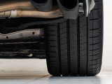 車体を後方から見た際の【右後輪】です。溝の残量やキズの有無など、より状態を詳しくお知りになりたい場合はスタッフまでお尋ね下さいませ。