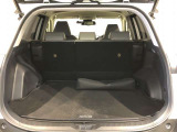間口の広いラゲッジスペース。荷物の出し入れが楽にできて大変便利です。 リヤシートは6:4の分割になっていますので、乗車人数や荷物の量によってアレンジできます。