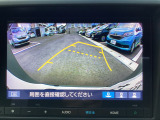 【バックカメラ】切り替え可能バックカメラです。ノーマルビューに、両サイドから車や歩行者がいないか確認しやすいワイドビュー、ギリギリまでバックしたい時にトップダウンビューと画面タッチで切り替え出来ます
