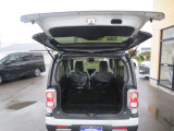 セカンドシートはフルフラットです。荷物のがたつきもなく安心です。荷室としての機能もそろえてます。