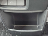 インパネ最下部には、ゴミ箱を置いたりCDやちょっとした手荷物を投げ入れたりできる大型のロアボックスを配置。ミニバンならではの足元のゆとりを活かした実用的な収納です。