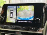 車両周辺と上方からの映像を確認でき、駐車時などに周囲の状況を把握する際に役立ちます。画面内に案内表示もあり、目視確認とあわせて活用できます。