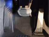 ペダル】BMWはオルガン式アクセルペダルを採用しています。踏み込む足とペダルが同じ軌跡を描くため、かかとがずれにくく、アクセルコントロールがよりしやすくなるメリットがあります