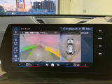 パーキングアシストプラス:トップビュー+3Dビュー、パノラマビューが含まれ車の周囲の状況をディスプレイで確認できます。スマートフォンからリモートで3Dビューで周囲を確認できます。