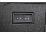 電動パワーテールゲート付です。手がふさがっている時は車両下部に足を入れると自動的に開きます。また、スイッチ長押しでお好きな位置で止まるよう設定可能です。