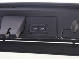 テールゲートには、スイッチ一つで開閉可能な電動開閉機能を装備。また、リアバンパーの下で足を動かすだけで開閉できる、ハンズフリー・オープニング/クロージング機構も搭載しています。