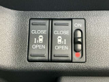 狭い所でも乗り降り楽々な両側電動スライドドアです!簡単にドアの開閉が出来る為女性やお年寄りにも優しく、荷物で手が塞がった時なども大変便利です!