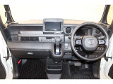 操作性に優れた運転席となります!小物入れや各ボタンの配置にこだわり、使いやすいです!座り心地もよく視認性も良好なのでロングドライブもお任せ下さい!