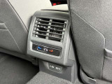 運転席・助手席・後席で個別に温度調整が可能な3ゾーンフルオートエアコン。乗る人それぞれに快適な空調を提供します。