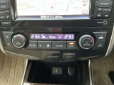 左右独立した温度設定が可能なオートエアコン装備☆