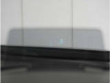 【アクティブ・ドライビング・ディスプレイ】運転に役立つ情報を、前方の視線の先に焦点を合わせやすいように表示。メーターパネルやナビ画面への視線移動を減らし安全運転をサポートします。