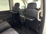 シートバックテーブルを装着しています!車内での軽食などに便利です!