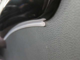 『アンビエントライト』天井のトグルスイッチを操作するだけで、車内の光をオレンジ、ブルー、ピンク、グリーンなど、その日の気分に合わせて自由に変えられます!