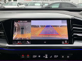 サラウンドビューカメラ装備 車両の4つのカメラから得た映像を合成し、上空から眺めているような映像をモニターに映し出します。車両周辺の歩行者や障害物などの発見に役立ちます。