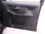 運転席・助手席ドアの内側にドアポケットが装備されています。