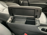 【フロントセンターアームレスト(ボックス付き)】運転席と助手席の間には、小物が収納できるボックス付のアームレストが装備!必要な物をぱっと取り出せて車内もスッキリです♪