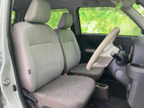 明るい色合いのシートと大きな窓で、運転席まわりに開放感があります。座面と背もたれは落ち着いた柄で、乗り込む方にも親しみやすく、前方や側方を見渡しやすい空間です。