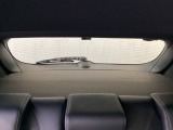 【トノカバー】荷室(トランク)に取り付けられる「目隠しカバー」です。外から荷物が見えないようにし、プライバシーの保護や防犯の役割を果たします。