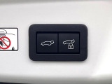 【パワーバックドア】スマートキーや運転席のボタンを押すだけでリアゲートが自動で開閉します!荷物を持っている時や、高い位置にあるバックドアを閉める際に便利な機能です♪
