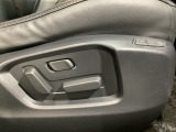 運転席にはパワーシートを装備!シート位置を記憶するメモリー機能付きなのでご夫婦で2名分セットすると便利です♪