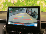 後方の様子を画面で確認でき、駐車時に車両後方の位置関係を把握するのに便利です。ガイド線も表示されるため、周囲を目視で確かめながらバックする際の目安として役立ちます。