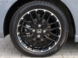 タイヤサイズは、165/55R155です。高品質でデザインにも優れている純正アルミホイールが装備され、スポーティーな雰囲気を演出しています。